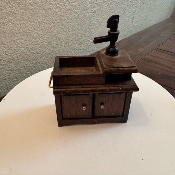 Vintage Dollhouse Furniture Wood Antique Water Pump Kitchen Sink Detailed - Picture 1 of 6